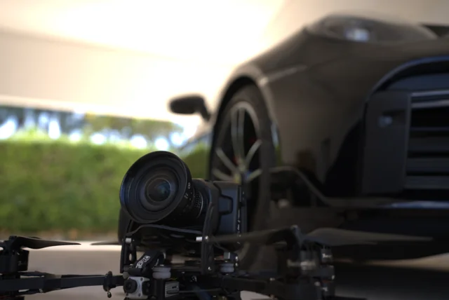 Detalhe de uma câmera montada em drone para uma produção