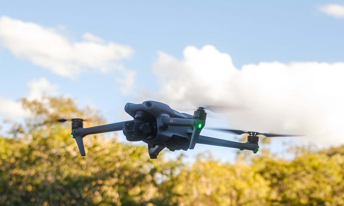 Drone DJI voando sobre uma paisagem natural