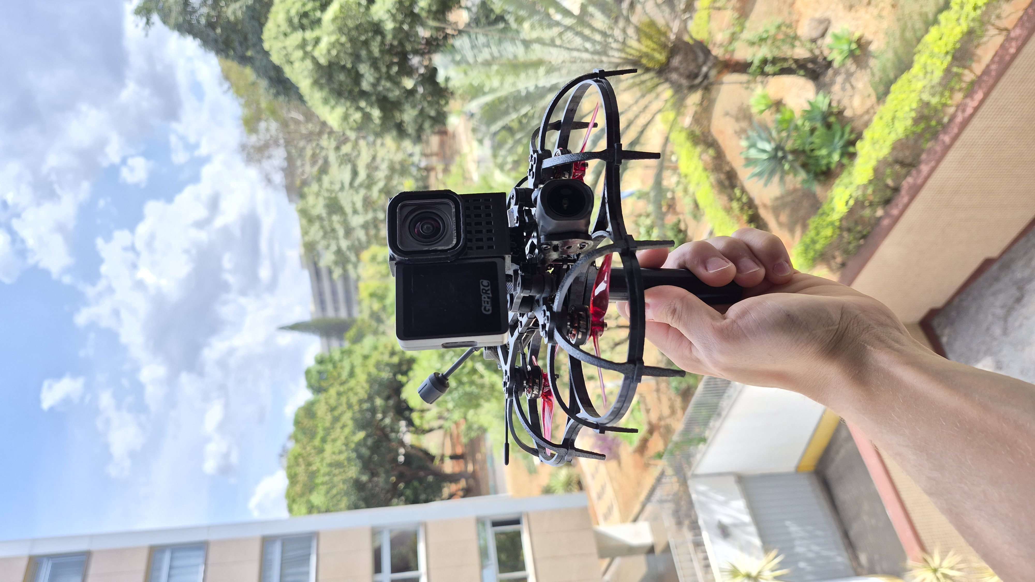 Drone FPV Sub 250g com proteção nas hélices e câmera de ação