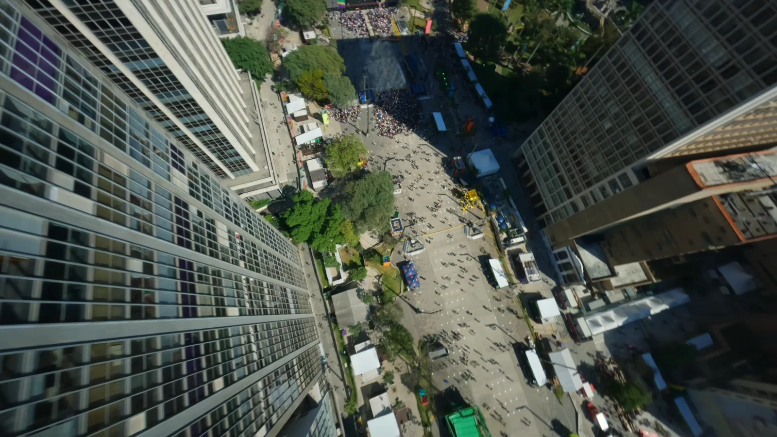 Mergulho FPV entre edifícios