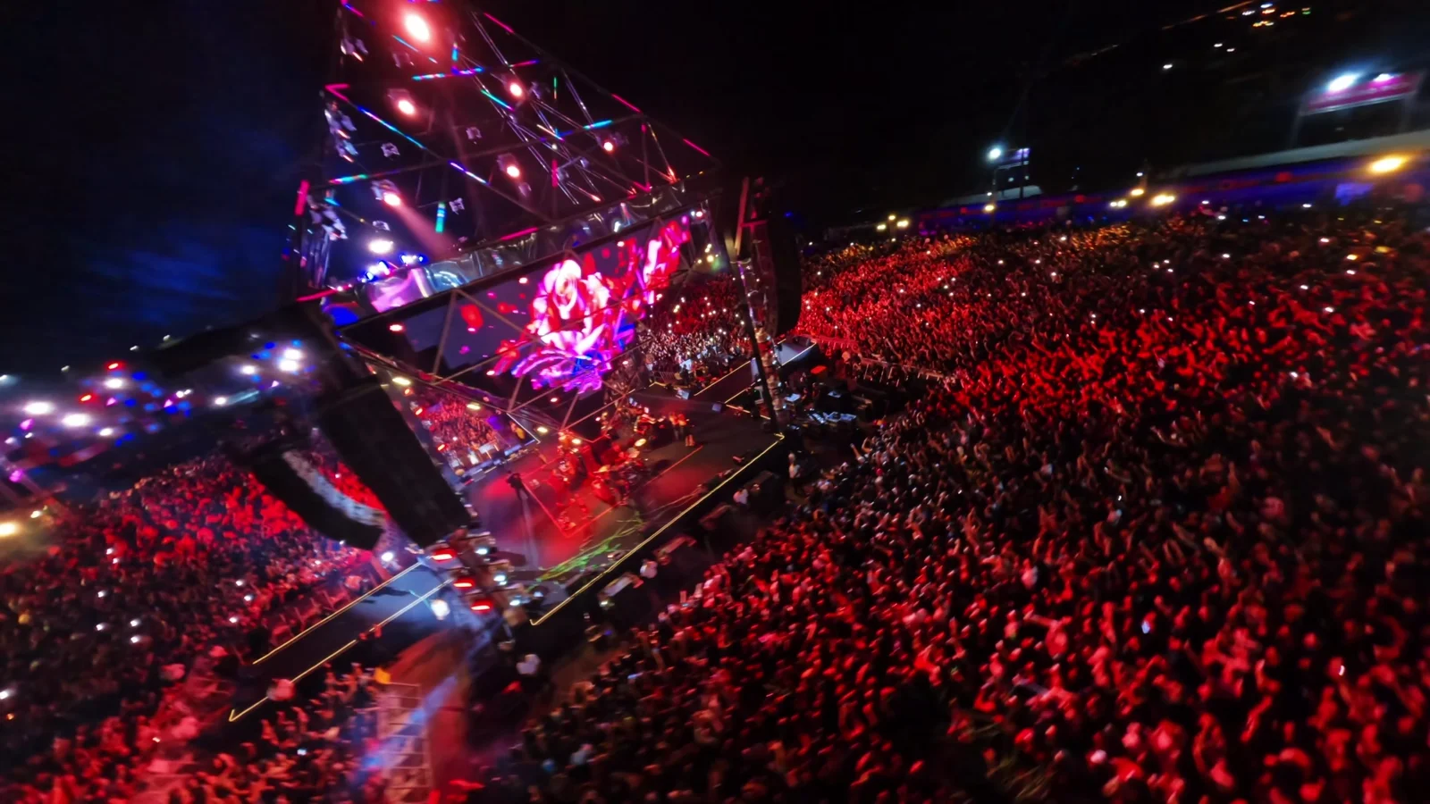 Perspectiva aérea de um festival à noite
