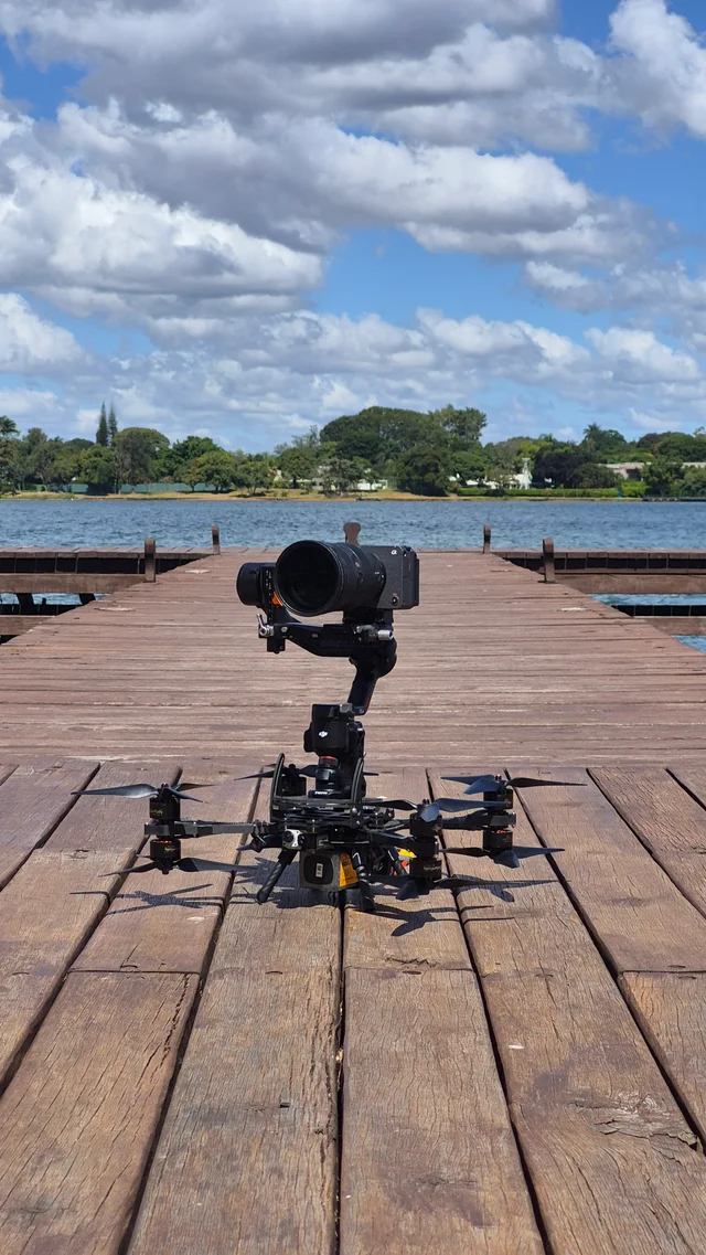 Drone com câmera e gimbal preparado para um projeto especial
