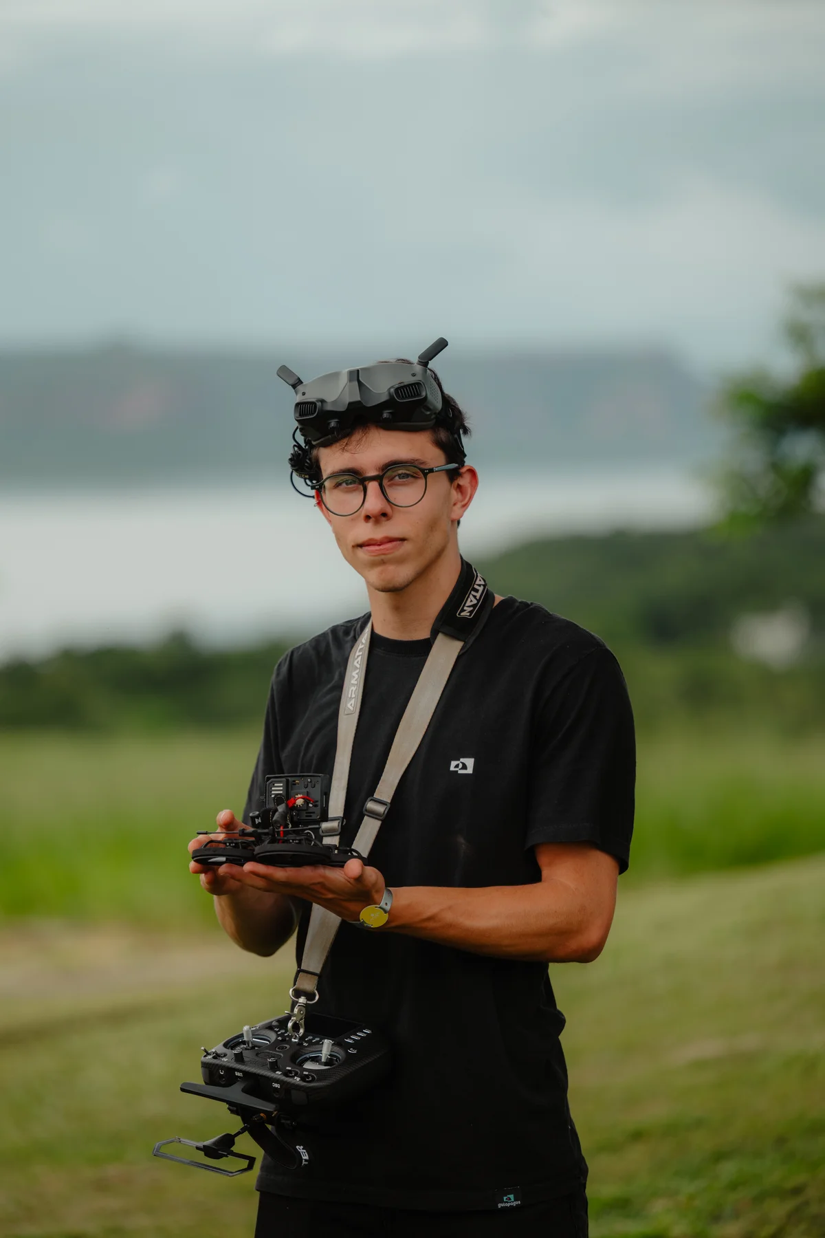 Matheus Lucas com óculos FPV, segurando seu drone e controle